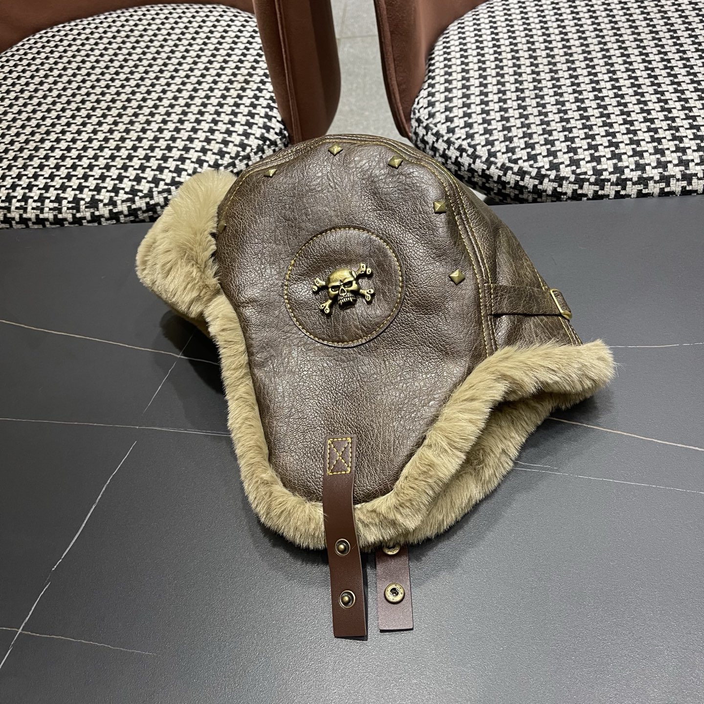 P100 Burberry巴宝莉猫复古铆钉皮质飞行员帽子男女冬季毛绒护耳
保暖毛绒加厚防风雷锋帽