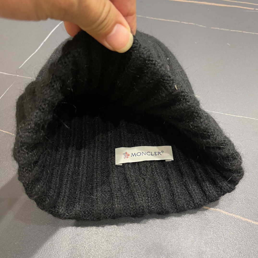 蒙口Moncler盟可睐💥官网经典针织帽，原单复刻.非常柔软亲肤，弹性很好💓有质感又非常百搭的款式~保暖的  羊绒毛线帽