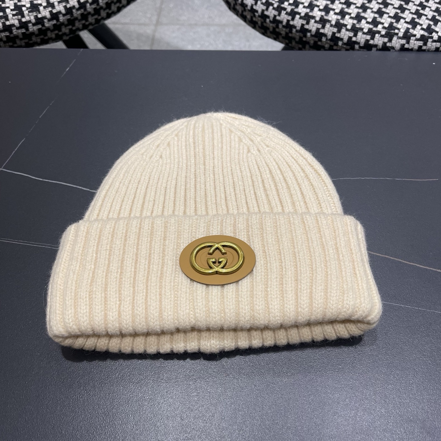 NO:670585,[GUCCI] High-end replica of the original woolen cap, fine workmanship, breathable and comfortable, Japanese and Korean fashion trend baseball cap, the original quality is hot, the craftsmanship is exquisite and high-end!  Easy to carry!  Hats bucket hat, baseball cap, knitted hat, hat, gucci, espadrilles, hats19860909【GUCCI 古奇】高端板本原单复刻毛线帽,做工精细透气舒适日韩时尚潮流棒球帽原单品质火爆来袭工艺精美高档大气！方便携带！帽子渔夫帽棒球帽针织帽,帽子,gucci,espadrilles,hats,hat
