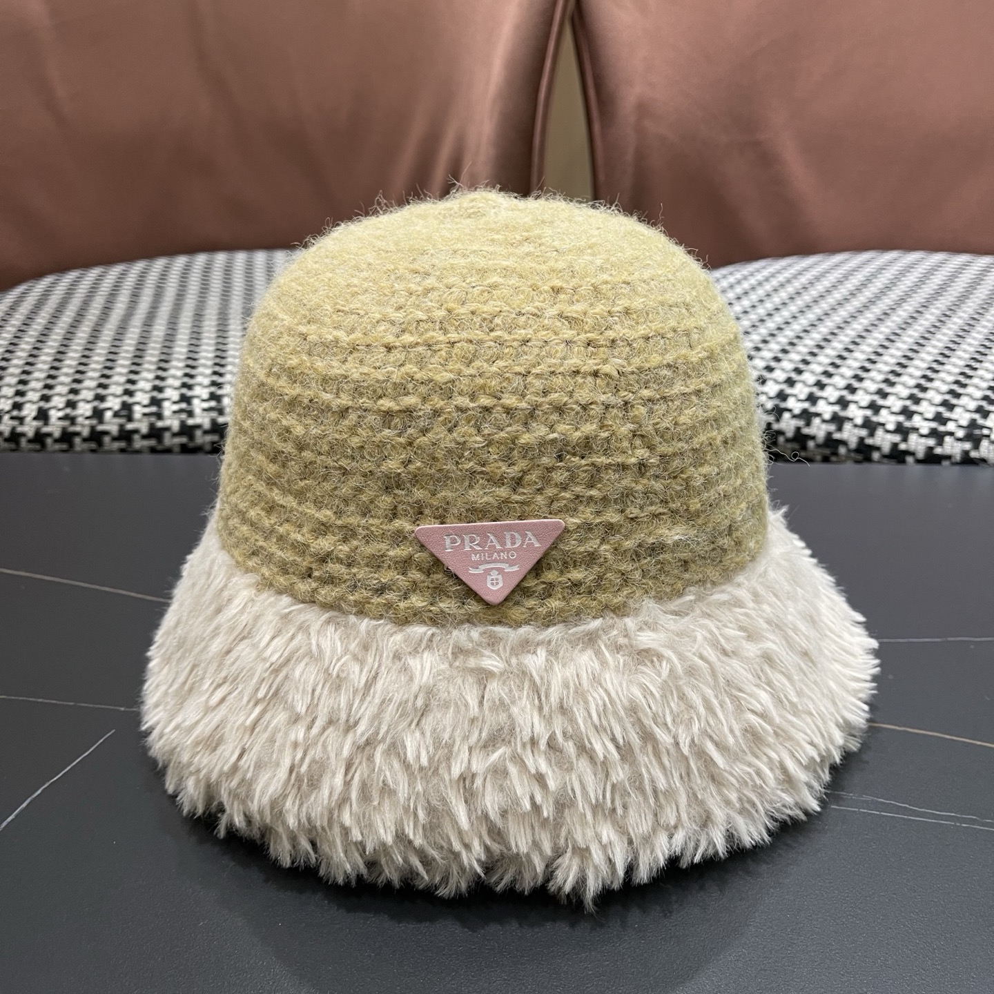 NO:670547,Prada Prada warm basin hat 2025 autumn and winter new versatile plush fisherman hat big head circumference showing face small winter hat hat fisherman hat baseball cap knitted hat, hat, prada, prada, espadrilles, hats19860909普拉达Prada保暖盆帽2025秋冬季新款百搭毛绒渔夫帽大头围显脸小冬天帽子帽子渔夫帽棒球帽针织帽,帽子,prada,prada,espadrilles,hats,hat