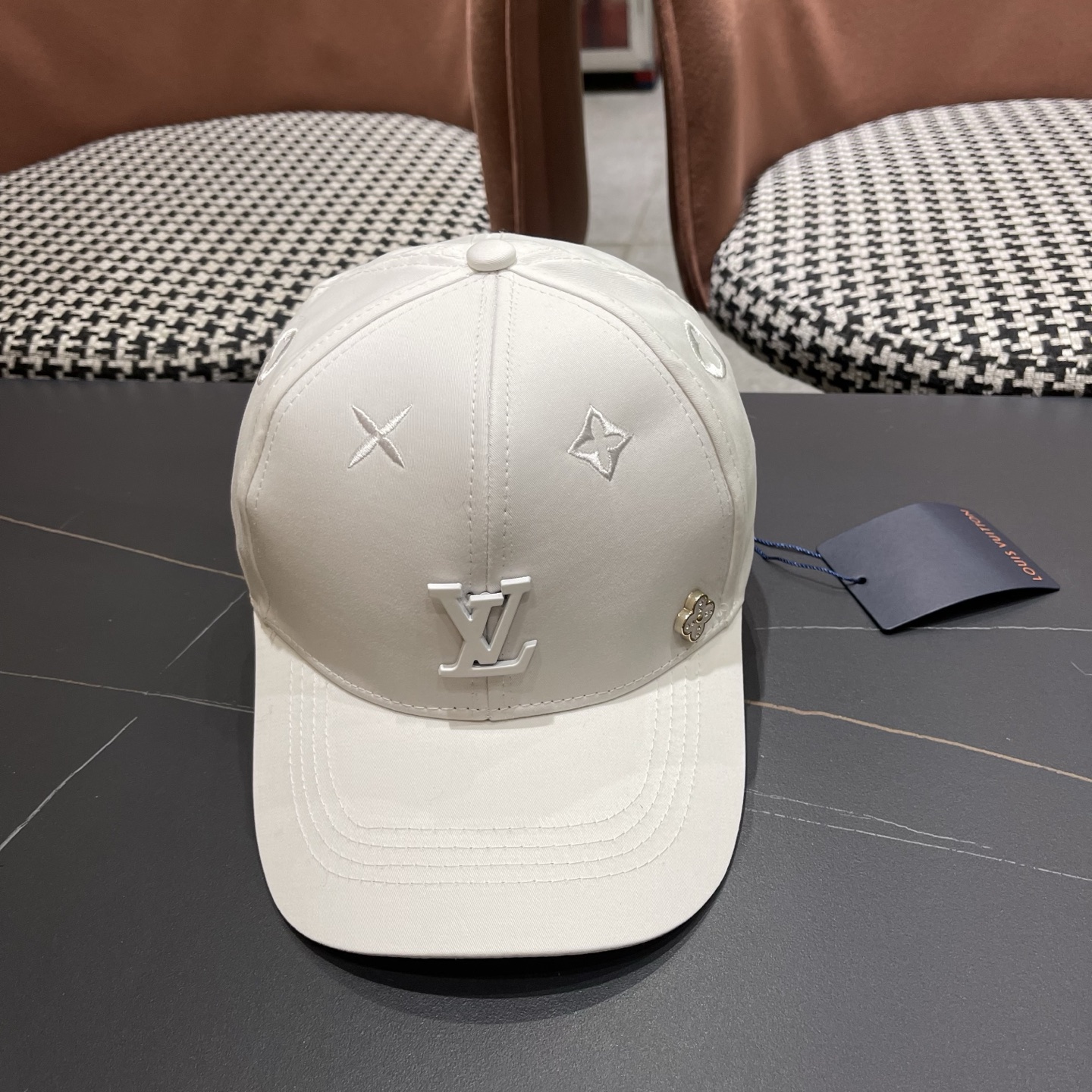 NO:764874,LV Louis Vuitton's new original baseball cap, 1:1 mold opening and customization at the counter, original canvas fabric, light and breathable!  Excellent quality, basic head circumference 56, adjustable. Hats, straw hats, fisherman hats, baseball caps, hats, louis vuitton, louis vuitton, espadrilles, hats19860909LV路易威登新款原单棒球帽,专柜1:1开模订制,原版帆布面料 轻盈透气！质量超赞,基础头围56,可调节.帽子草帽渔夫帽棒球帽,帽子,louis vuitton,louis vuitton,espadrilles,hats,hat