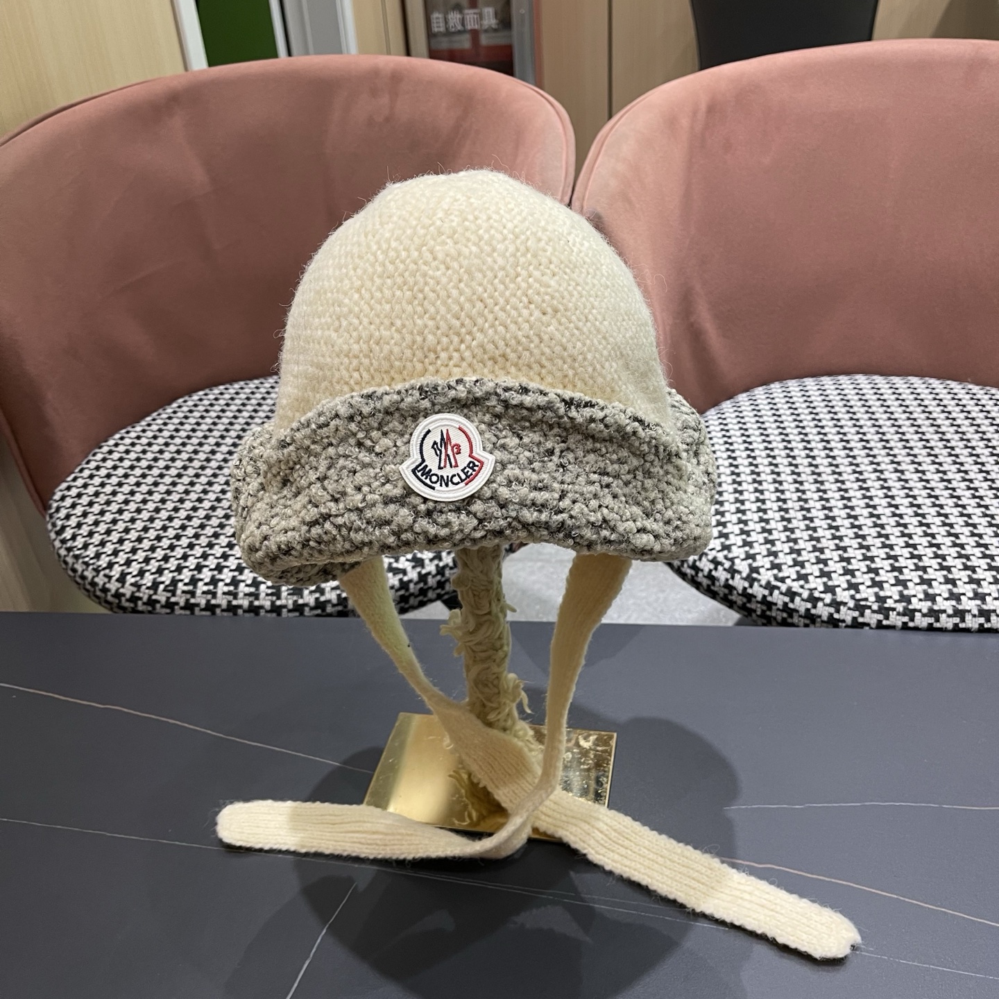 NO:670535,Moncler Korean style plush ear protection hat for women in autumn and winter, strappy knitted warm earphone hat, cute face-showing little Lei Feng hat, cold-proof hat, fisherman hat, baseball cap, knitted hat, hat, Moncler, espadrilles, hats19860909蒙口Moncler 韩版毛绒护耳帽子女秋冬绑带针织保暖耳机帽可爱显脸小雷锋帽防寒帽子渔夫帽棒球帽针织帽,帽子,Moncler,espadrilles,hats,hat