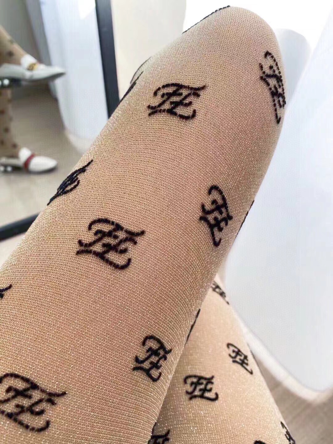 配包装【一盒一双】🌟火爆欧美芬迪FENDI丝袜，💗波浪F植绒金线连裤袜 打底裤效果的哦。光腿季节过渡必备