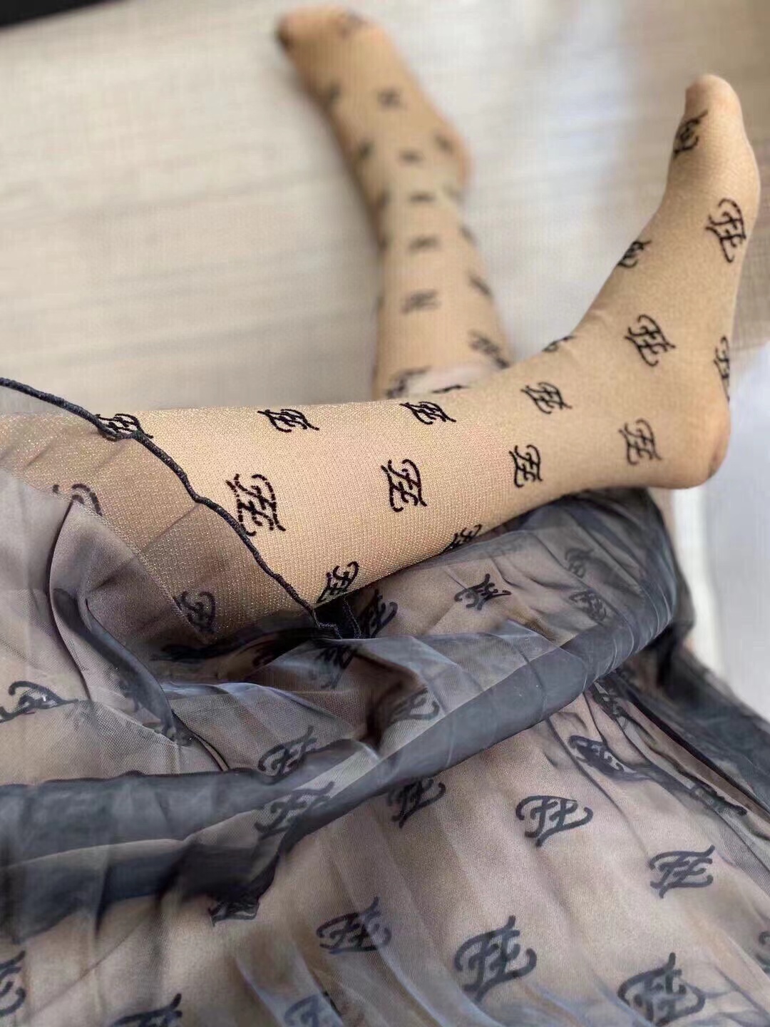 配包装【一盒一双】🌟火爆欧美芬迪FENDI丝袜，💗波浪F植绒金线连裤袜 打底裤效果的哦。光腿季节过渡必备