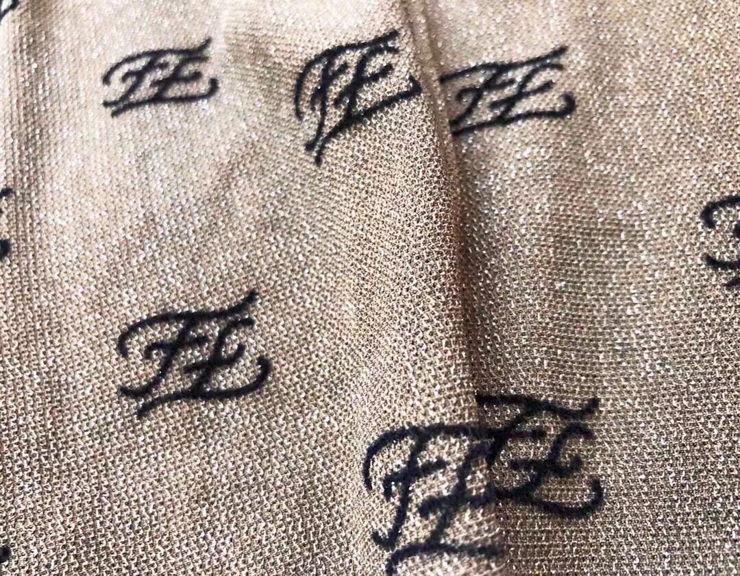 配包装【一盒一双】🌟火爆欧美芬迪FENDI丝袜，💗波浪F植绒金线连裤袜 打底裤效果的哦。光腿季节过渡必备