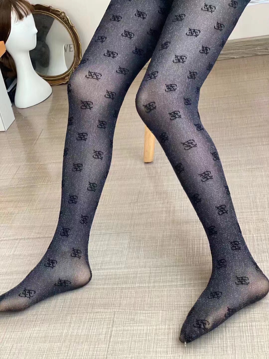 配包装【一盒一双】🌟火爆欧美芬迪FENDI丝袜，💗波浪F植绒金线连裤袜 打底裤效果的哦。光腿季节过渡必备