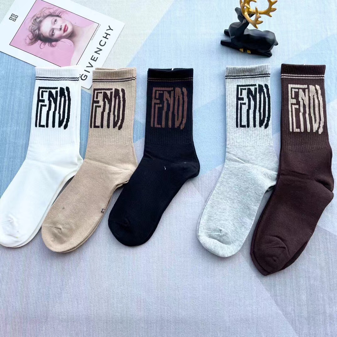 FENDI（芬迪）新款经典中长款堆堆袜袜子！一盒五双， 专柜同步筒款袜子，💛大牌出街，潮人必备🔥超好搭。