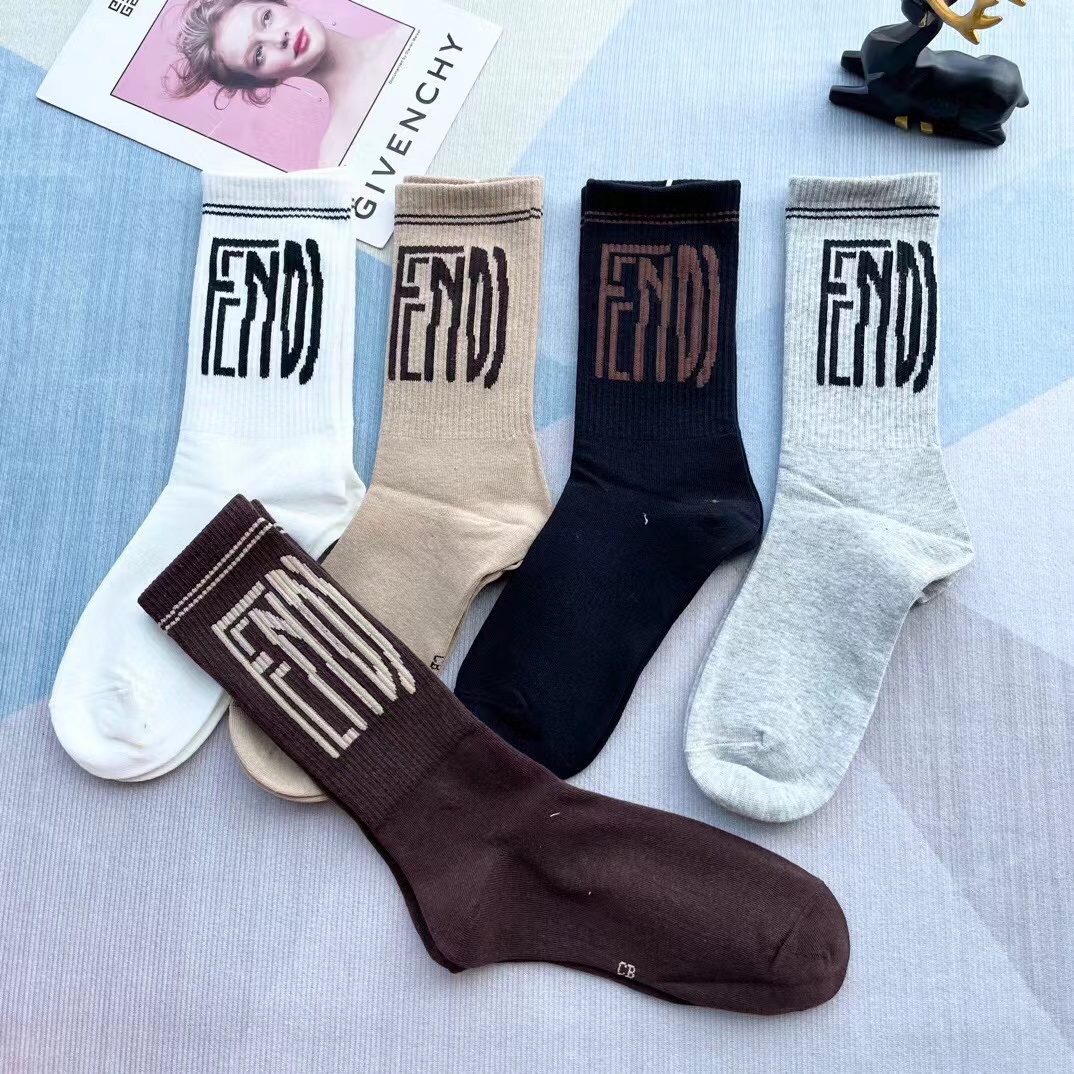FENDI（芬迪）新款经典中长款堆堆袜袜子！一盒五双， 专柜同步筒款袜子，💛大牌出街，潮人必备🔥超好搭。