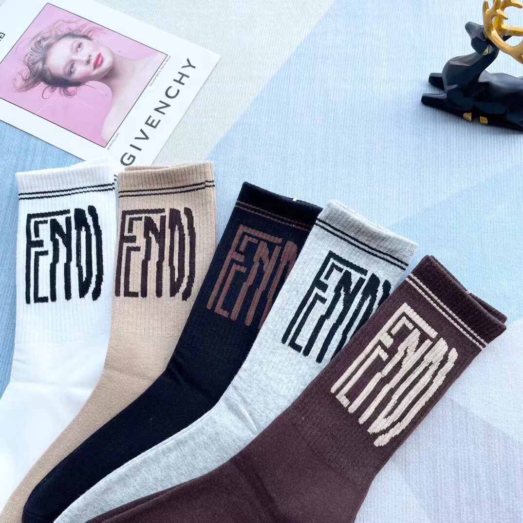 FENDI（芬迪）新款经典中长款堆堆袜袜子！一盒五双， 专柜同步筒款袜子，💛大牌出街，潮人必备🔥超好搭。