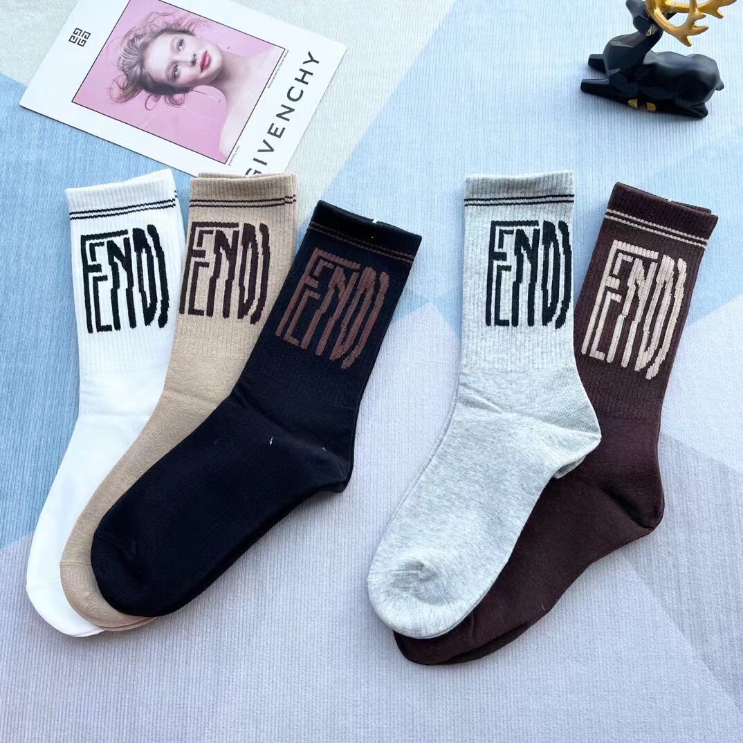 FENDI（芬迪）新款经典中长款堆堆袜袜子！一盒五双， 专柜同步筒款袜子，💛大牌出街，潮人必备🔥超好搭。