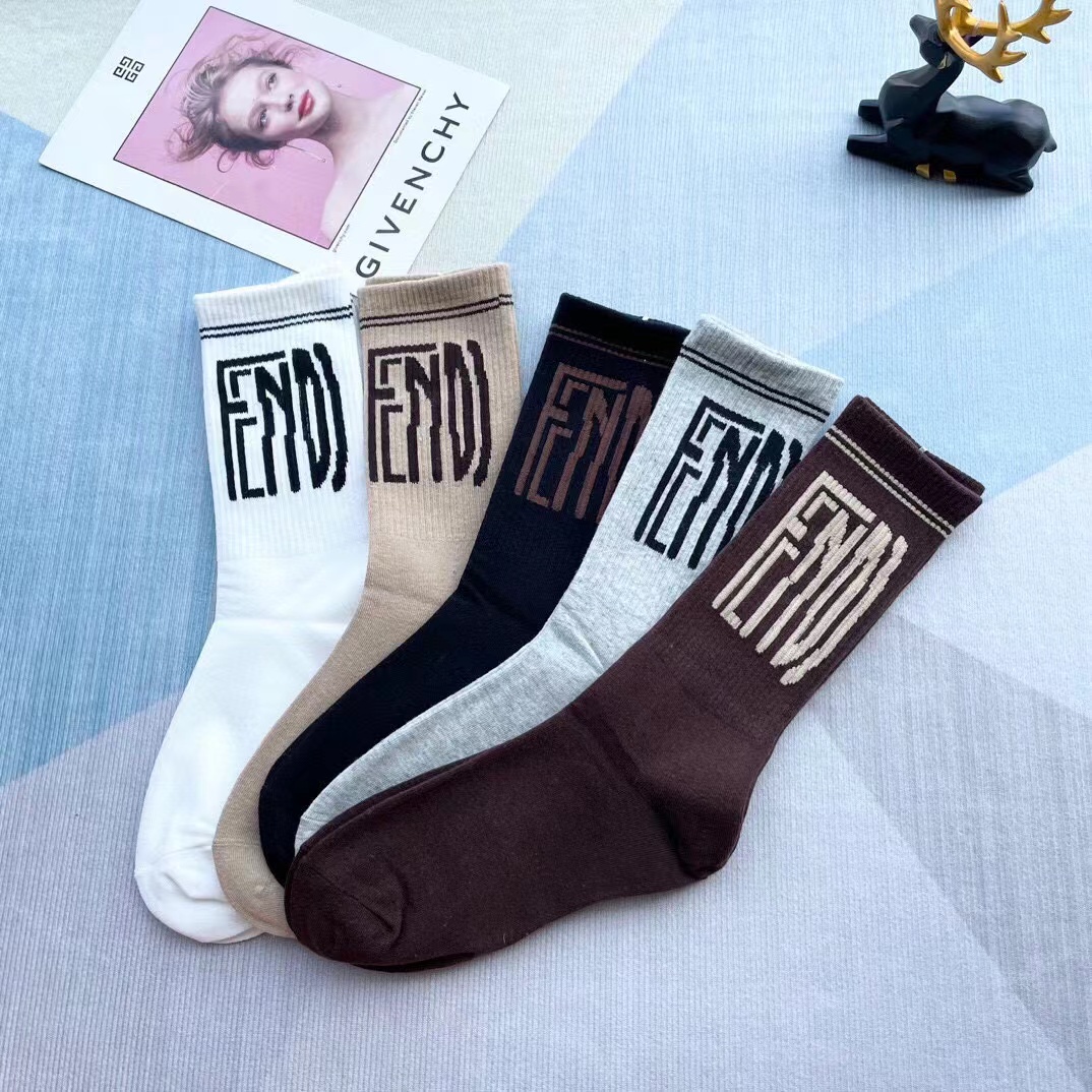 FENDI（芬迪）新款经典中长款堆堆袜袜子！一盒五双， 专柜同步筒款袜子，💛大牌出街，潮人必备🔥超好搭。