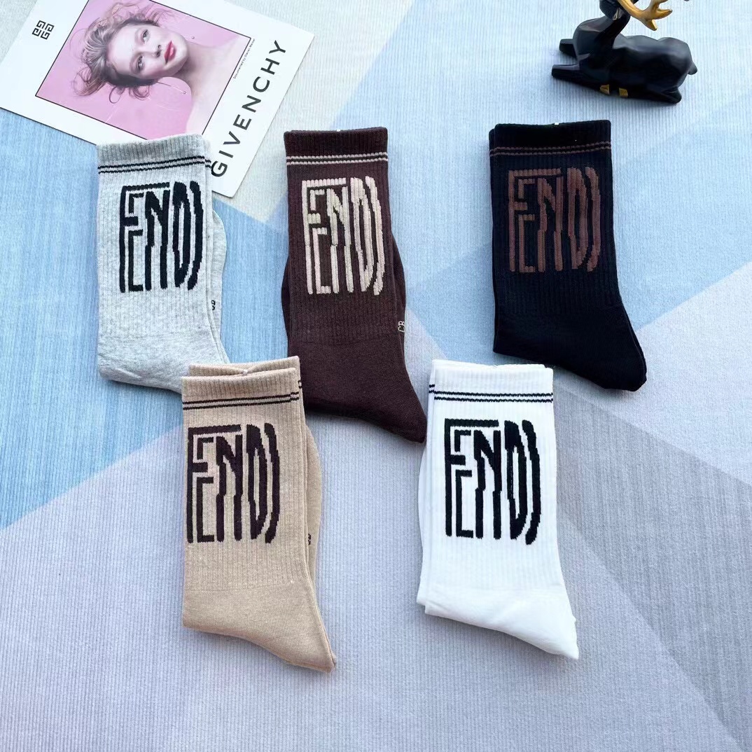 FENDI（芬迪）新款经典中长款堆堆袜袜子！一盒五双， 专柜同步筒款袜子，💛大牌出街，潮人必备🔥超好搭。