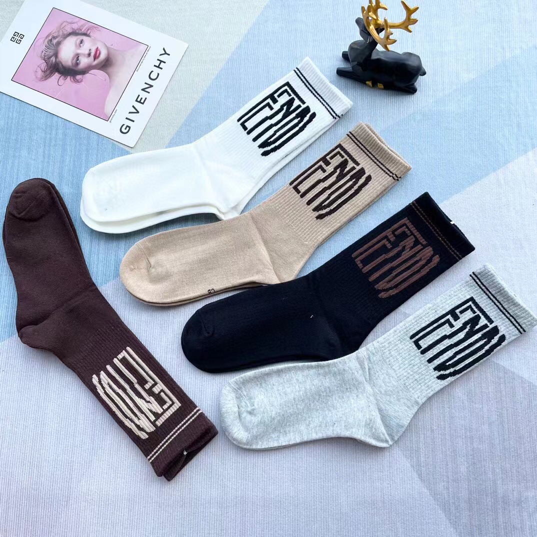 FENDI（芬迪）新款经典中长款堆堆袜袜子！一盒五双， 专柜同步筒款袜子，💛大牌出街，潮人必备🔥超好搭。