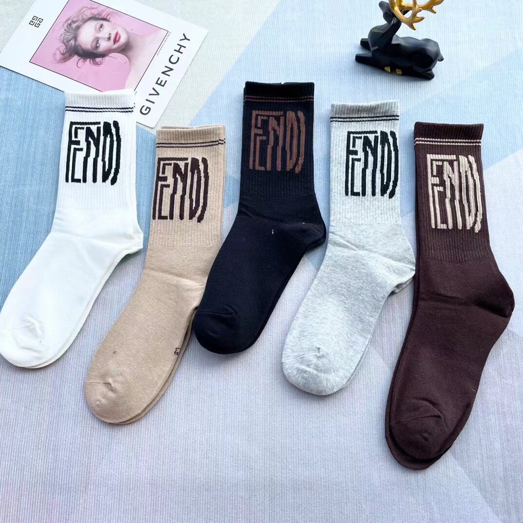 FENDI（芬迪）新款经典中长款堆堆袜袜子！一盒五双， 专柜同步筒款袜子，💛大牌出街，潮人必备🔥超好搭。