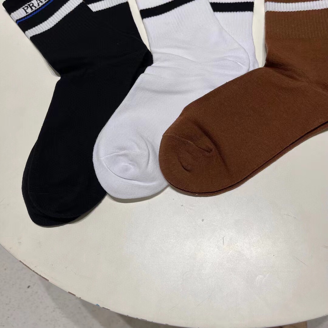 配包装【一盒三双】🌟普拉达 爆款高筒袜🌟高版本 ～好看到爆炸 欧美大牌高筒袜🔥🌟潮人必不能少的专柜代购品