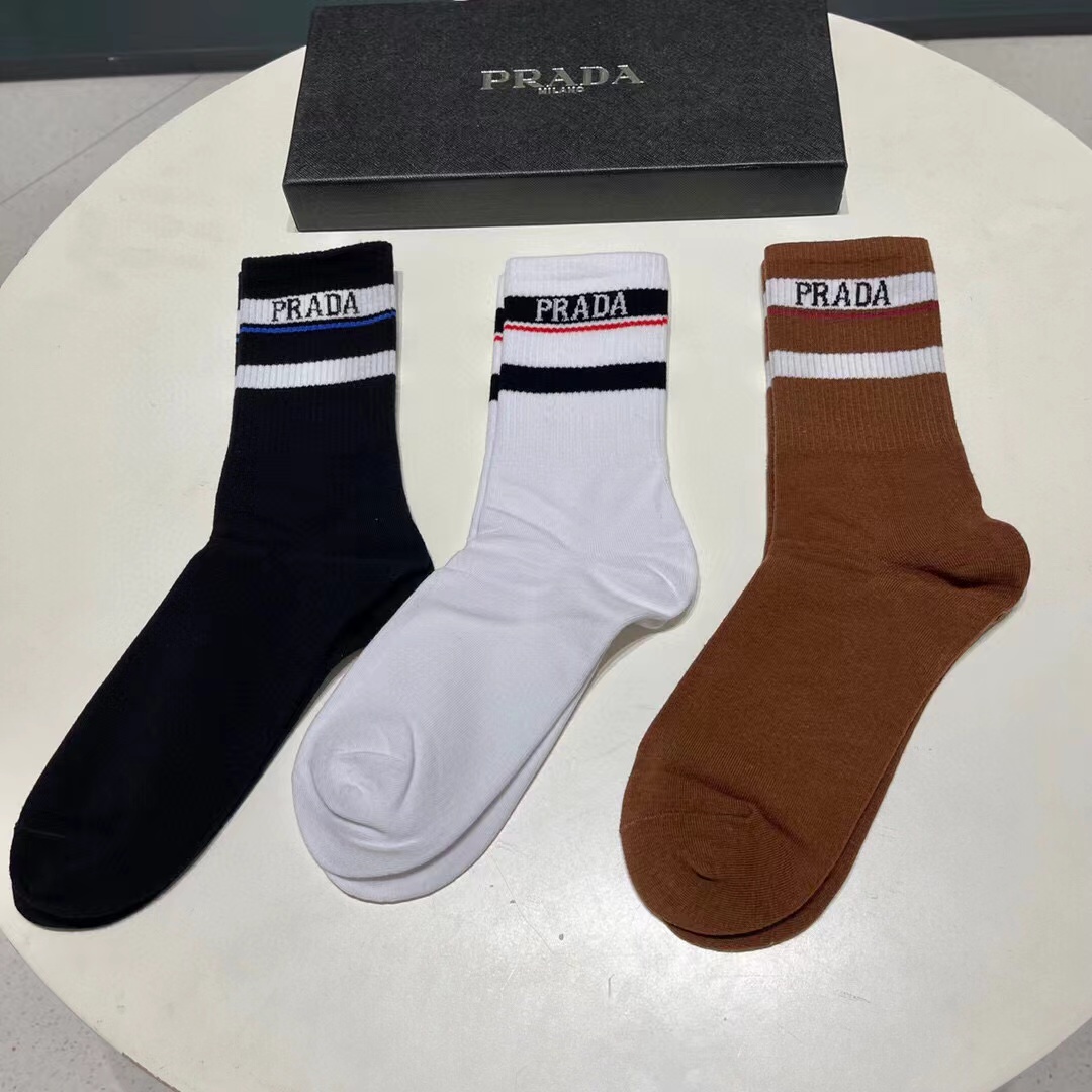 配包装【一盒三双】🌟普拉达 爆款高筒袜🌟高版本 ～好看到爆炸 欧美大牌高筒袜🔥🌟潮人必不能少的专柜代购品