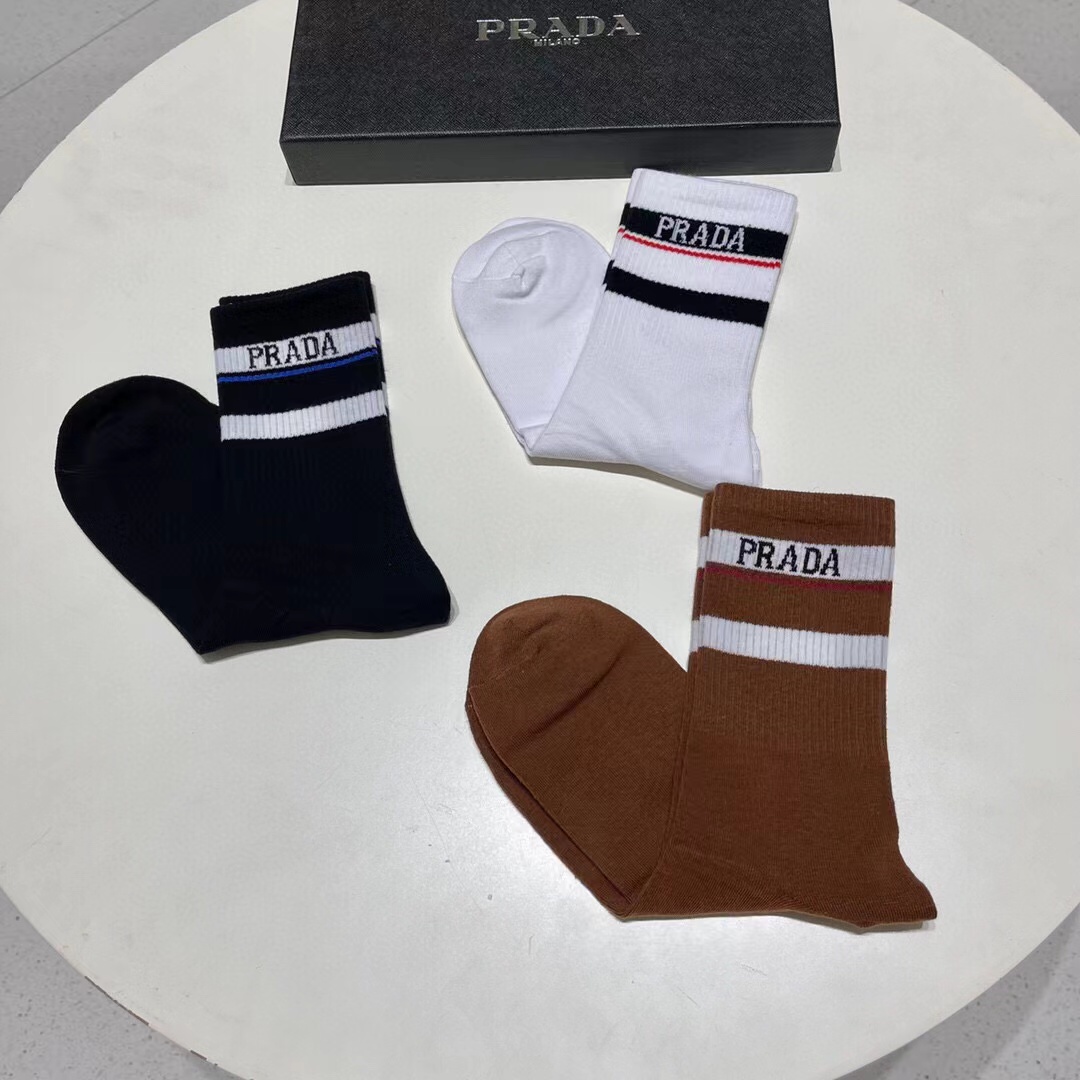 配包装【一盒三双】🌟普拉达 爆款高筒袜🌟高版本 ～好看到爆炸 欧美大牌高筒袜🔥🌟潮人必不能少的专柜代购品