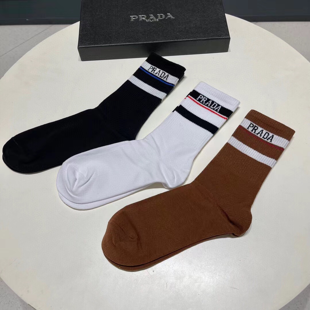 配包装【一盒三双】🌟普拉达 爆款高筒袜🌟高版本 ～好看到爆炸 欧美大牌高筒袜🔥🌟潮人必不能少的专柜代购品