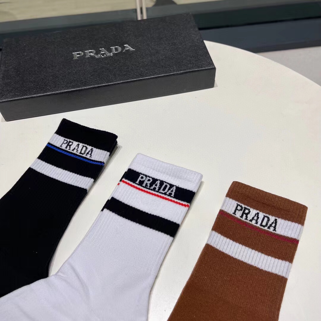 配包装【一盒三双】🌟普拉达 爆款高筒袜🌟高版本 ～好看到爆炸 欧美大牌高筒袜🔥🌟潮人必不能少的专柜代购品