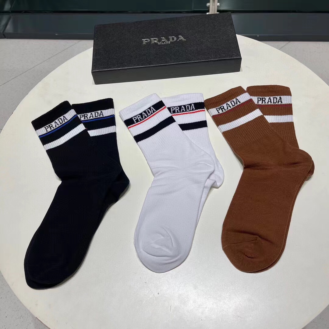 配包装【一盒三双】🌟普拉达 爆款高筒袜🌟高版本 ～好看到爆炸 欧美大牌高筒袜🔥🌟潮人必不能少的专柜代购品