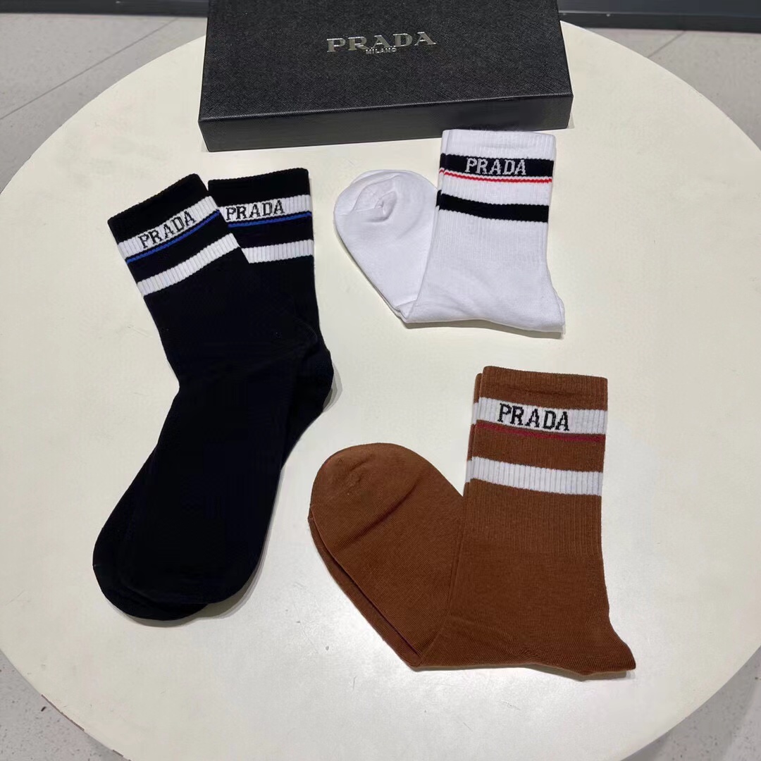 配包装【一盒三双】🌟普拉达 爆款高筒袜🌟高版本 ～好看到爆炸 欧美大牌高筒袜🔥🌟潮人必不能少的专柜代购品