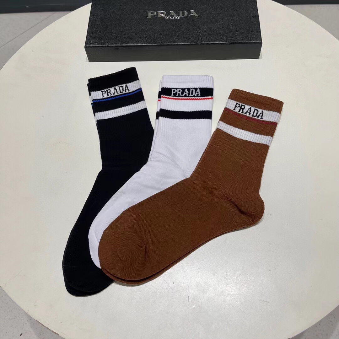配包装【一盒三双】🌟普拉达 爆款高筒袜🌟高版本 ～好看到爆炸 欧美大牌高筒袜🔥🌟潮人必不能少的专柜代购品