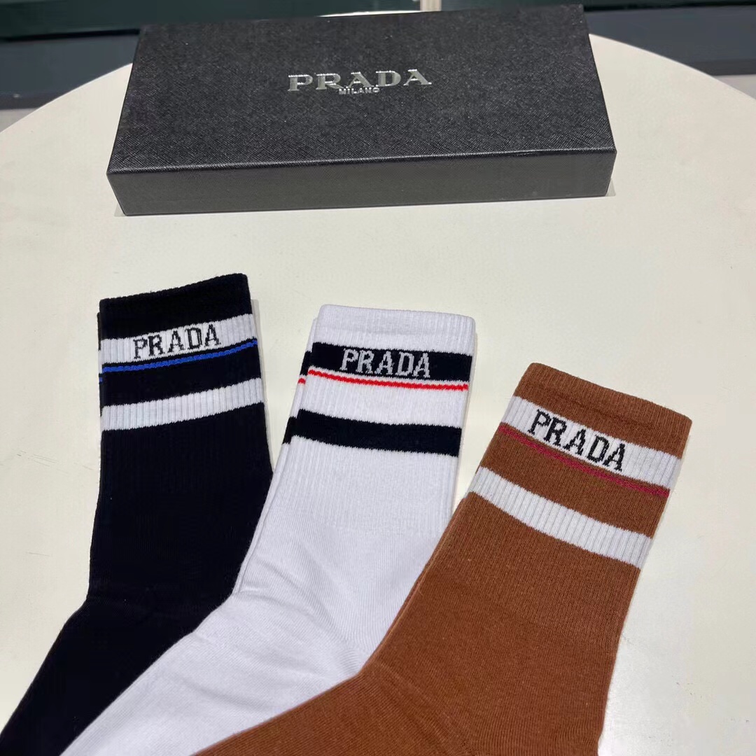 配包装【一盒三双】🌟普拉达 爆款高筒袜🌟高版本 ～好看到爆炸 欧美大牌高筒袜🔥🌟潮人必不能少的专柜代购品