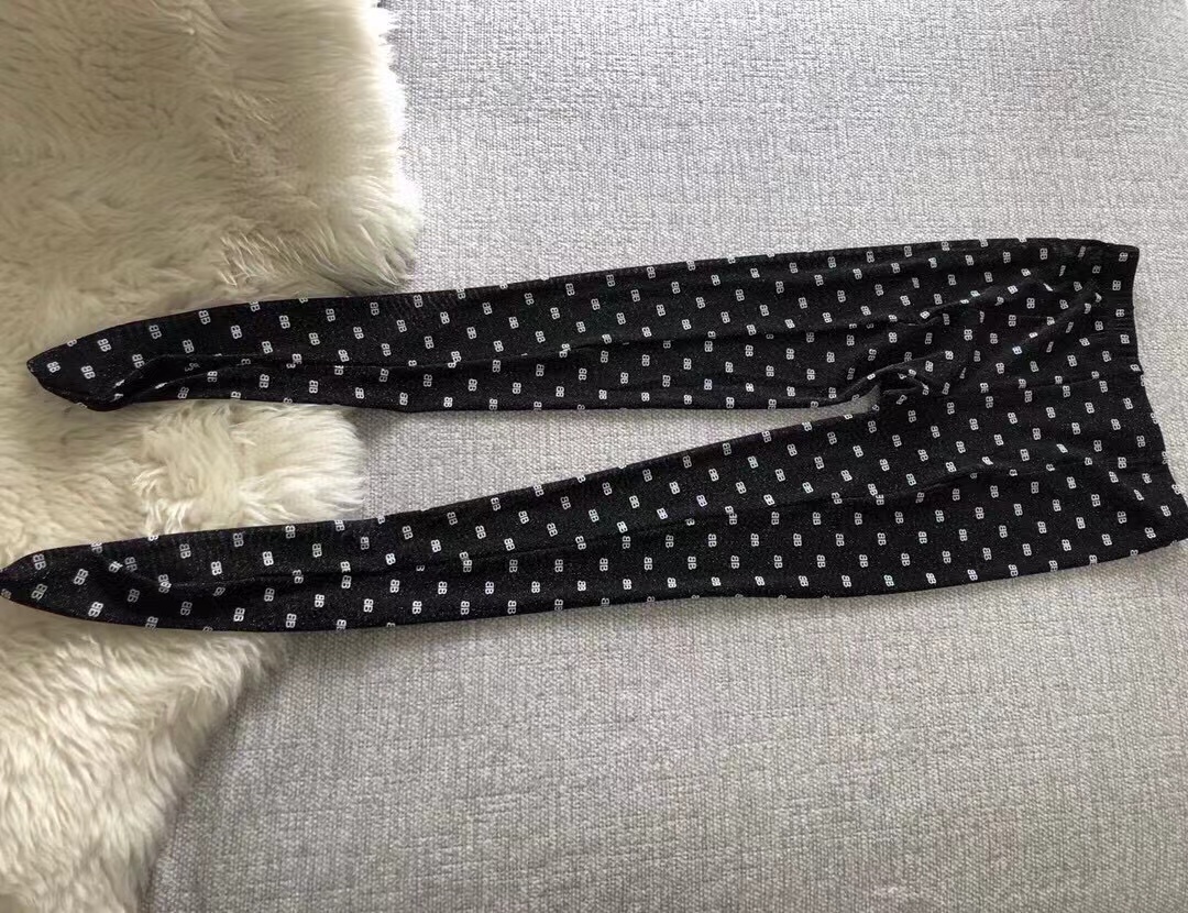 巴黎世家🔥金线网纱连裤袜。背后是有立体拼接线的小BB巴黎世家。