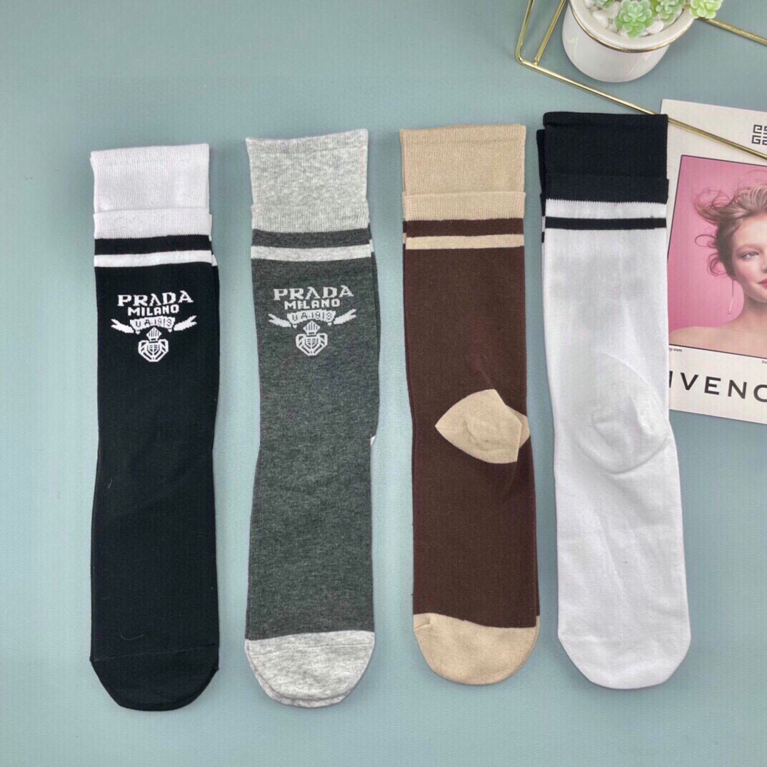💛配包装普拉达 新款中长款袜子！（一盒四双），专柜同步筒袜袜子，💛大牌出街，潮人必备🔥超好搭