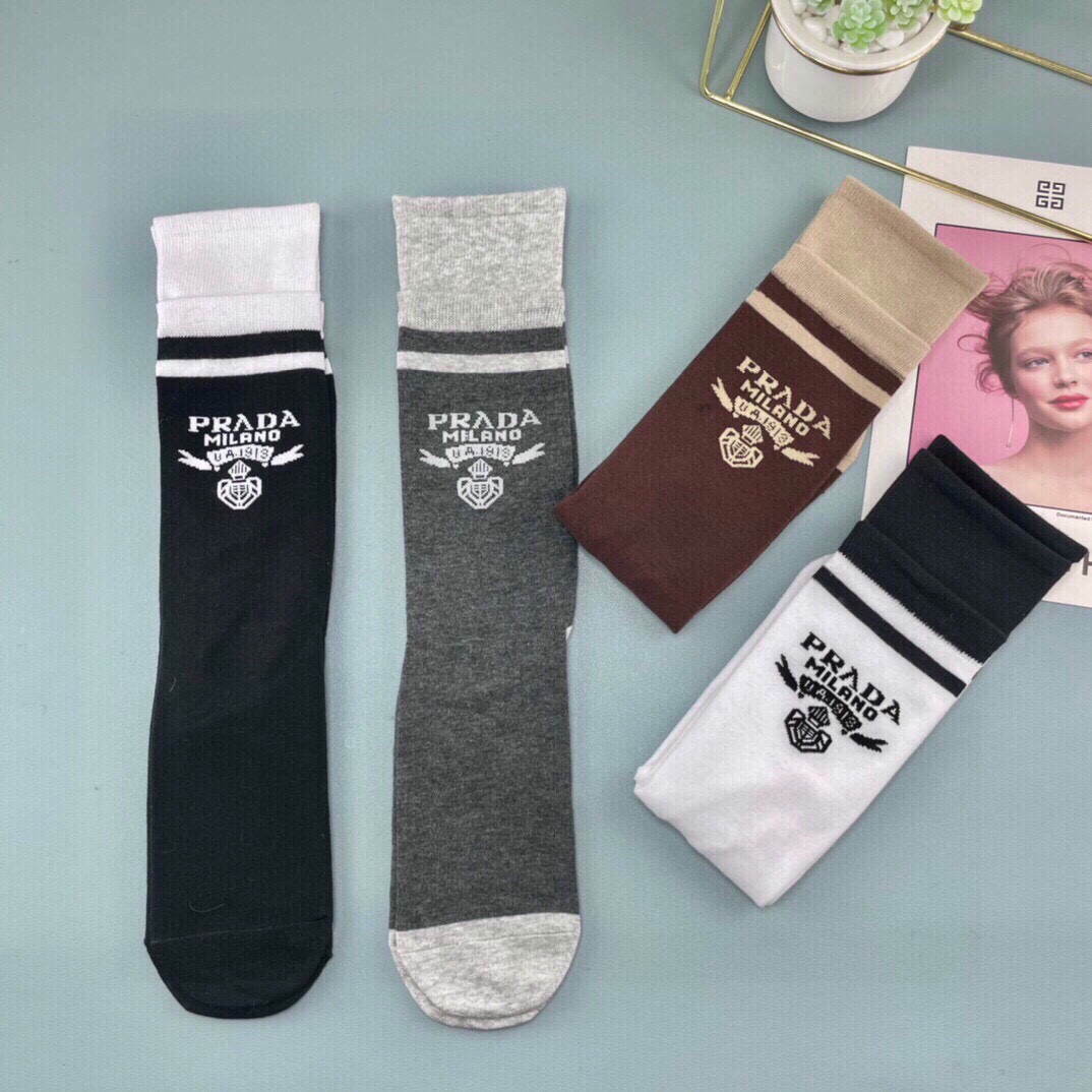 💛配包装普拉达 新款中长款袜子！（一盒四双），专柜同步筒袜袜子，💛大牌出街，潮人必备🔥超好搭