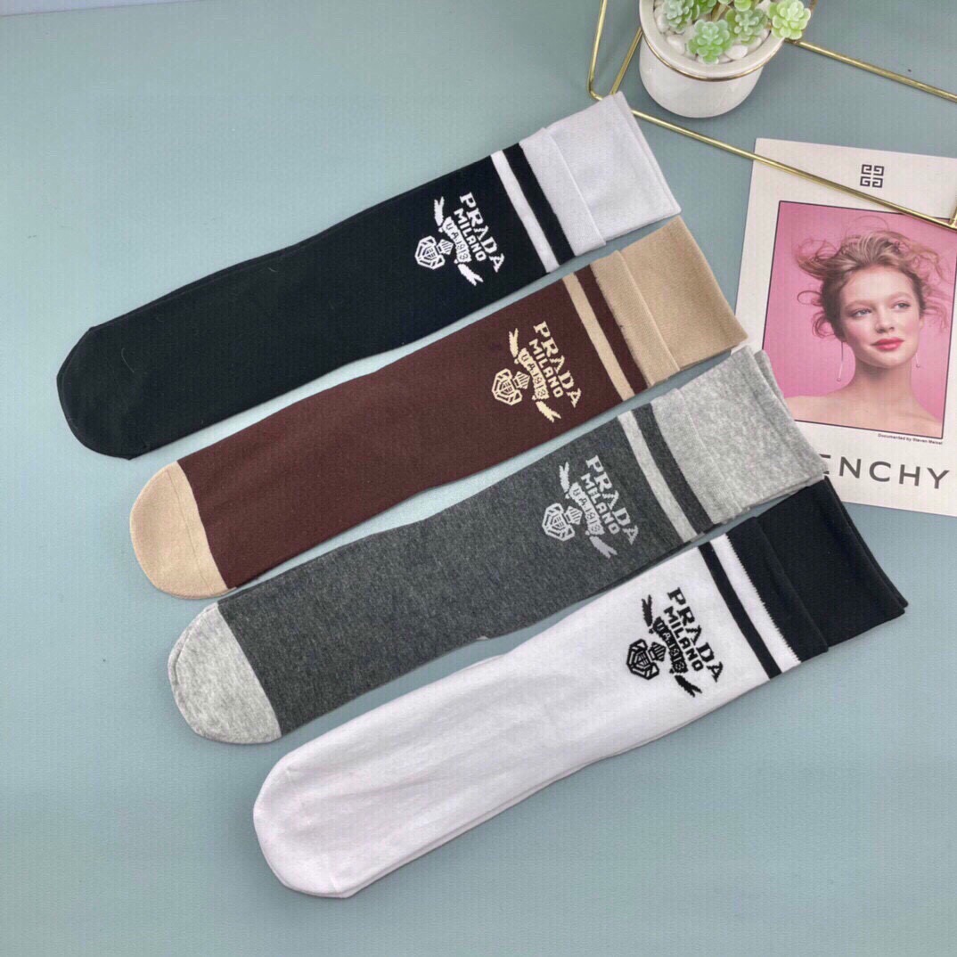 💛配包装普拉达 新款中长款袜子！（一盒四双），专柜同步筒袜袜子，💛大牌出街，潮人必备🔥超好搭