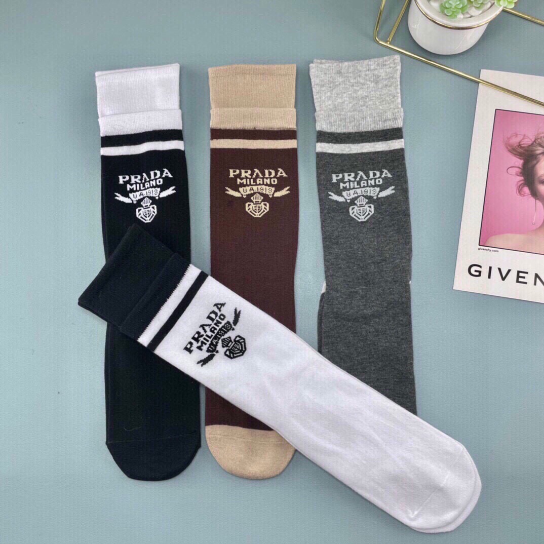 💛配包装普拉达 新款中长款袜子！（一盒四双），专柜同步筒袜袜子，💛大牌出街，潮人必备🔥超好搭