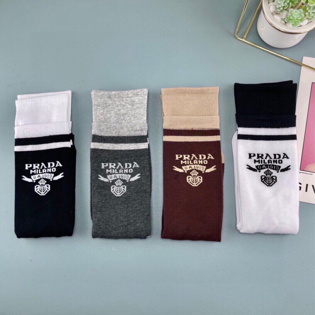💛配包装普拉达 新款中长款袜子！（一盒四双），专柜同步筒袜袜子，💛大牌出街，潮人必备🔥超好搭