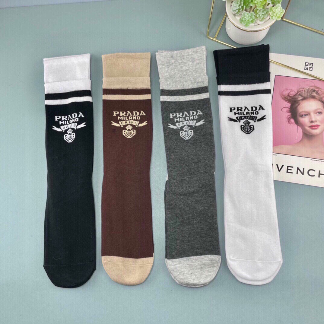 💛配包装普拉达 新款中长款袜子！（一盒四双），专柜同步筒袜袜子，💛大牌出街，潮人必备🔥超好搭