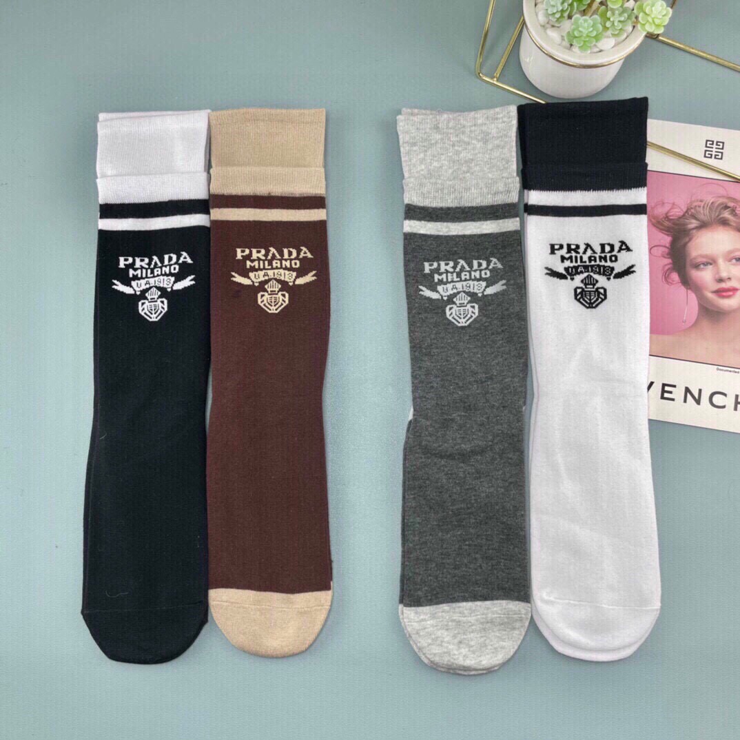 💛配包装普拉达 新款中长款袜子！（一盒四双），专柜同步筒袜袜子，💛大牌出街，潮人必备🔥超好搭