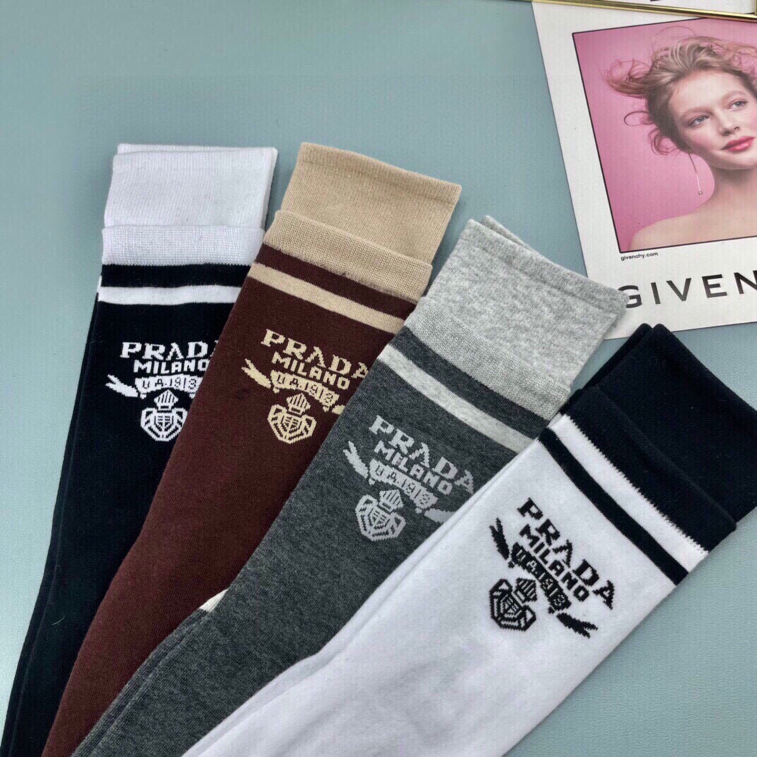 💛配包装普拉达 新款中长款袜子！（一盒四双），专柜同步筒袜袜子，💛大牌出街，潮人必备🔥超好搭
