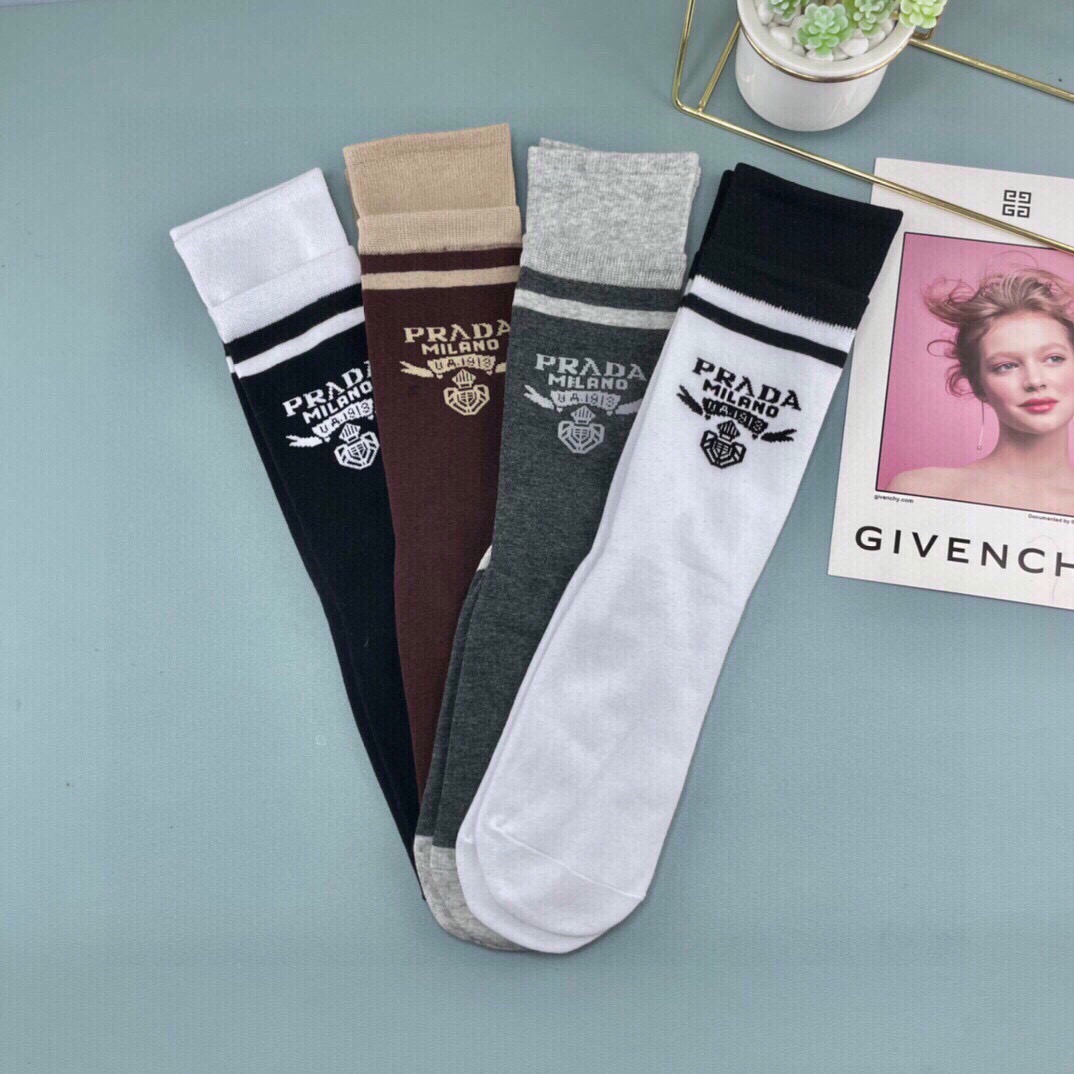 💛配包装普拉达 新款中长款袜子！（一盒四双），专柜同步筒袜袜子，💛大牌出街，潮人必备🔥超好搭