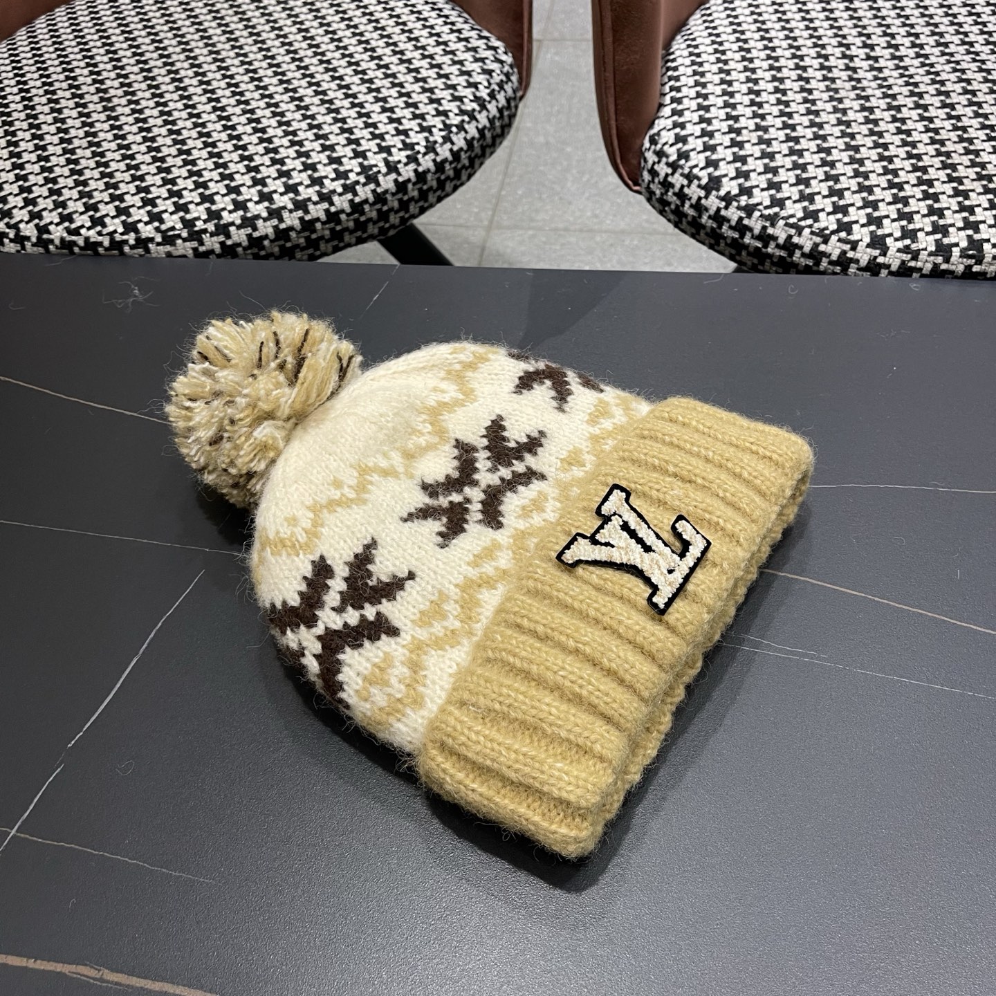 LV路易威登 秋冬保暖可爱毛球红色针织毛线帽子女情侣 款护耳针织撞色套头帽男