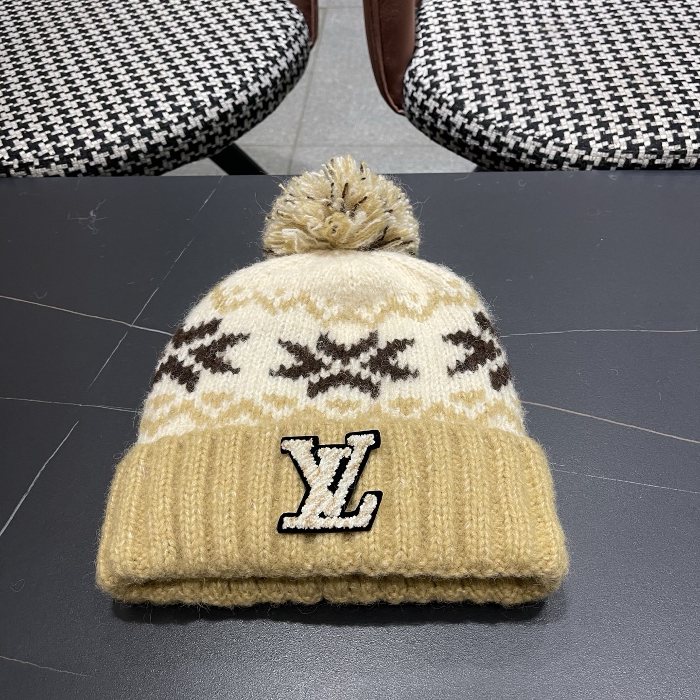 LV路易威登 秋冬保暖可爱毛球红色针织毛线帽子女情侣 款护耳针织撞色套头帽男