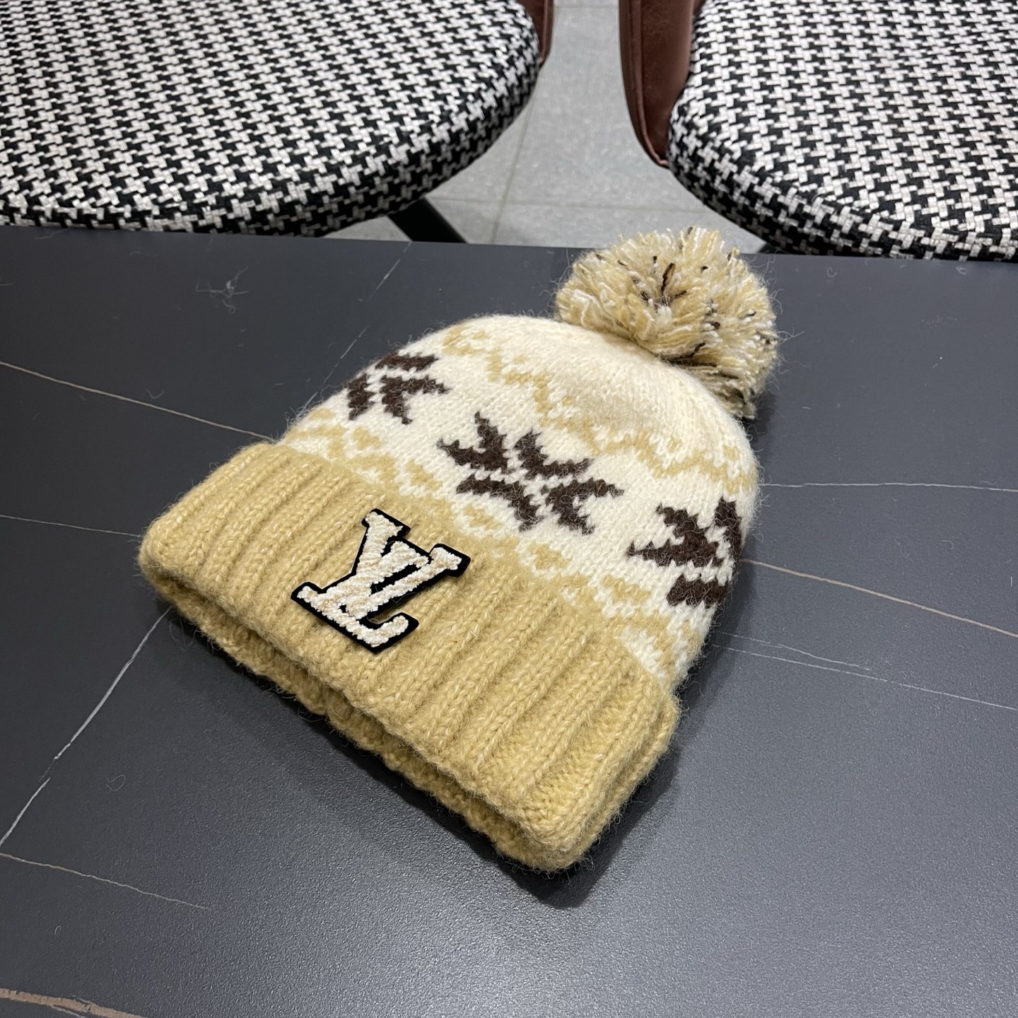 LV路易威登 秋冬保暖可爱毛球红色针织毛线帽子女情侣 款护耳针织撞色套头帽男