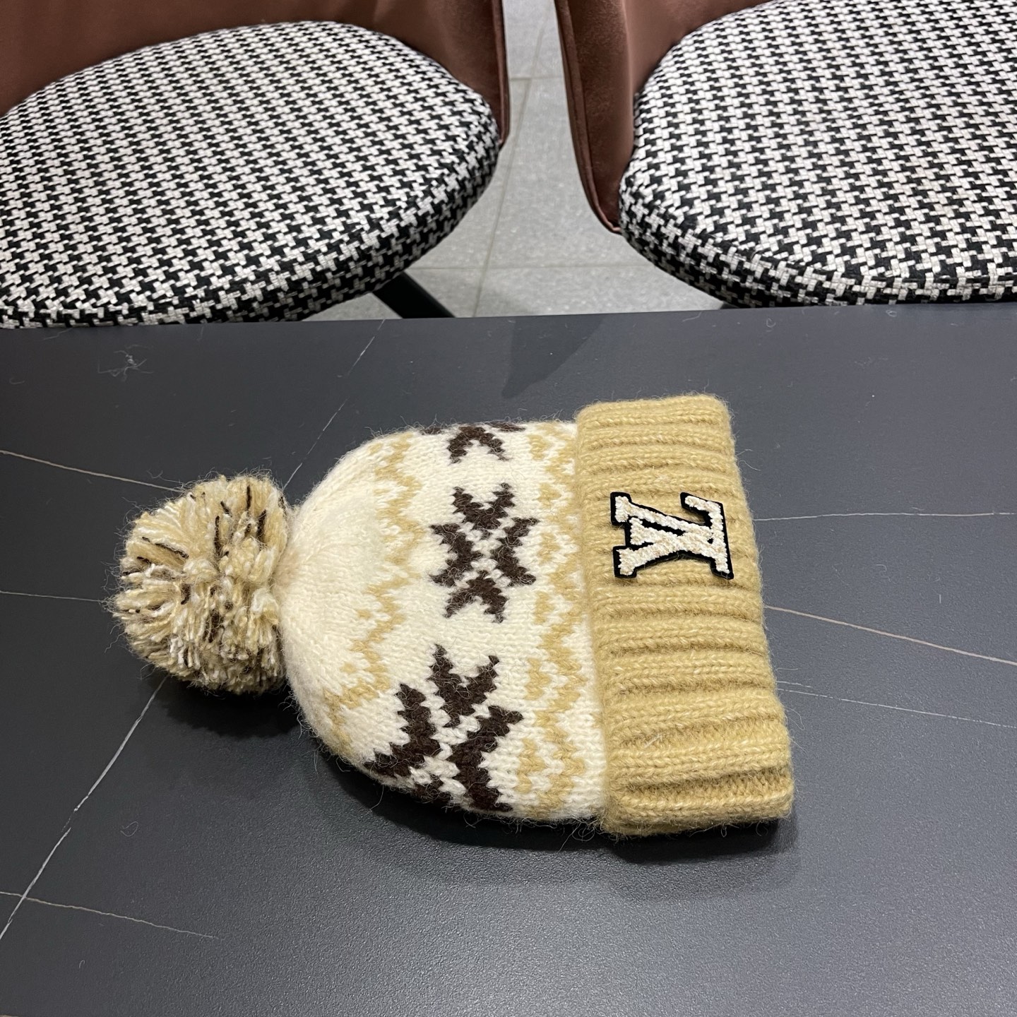 LV路易威登 秋冬保暖可爱毛球红色针织毛线帽子女情侣 款护耳针织撞色套头帽男