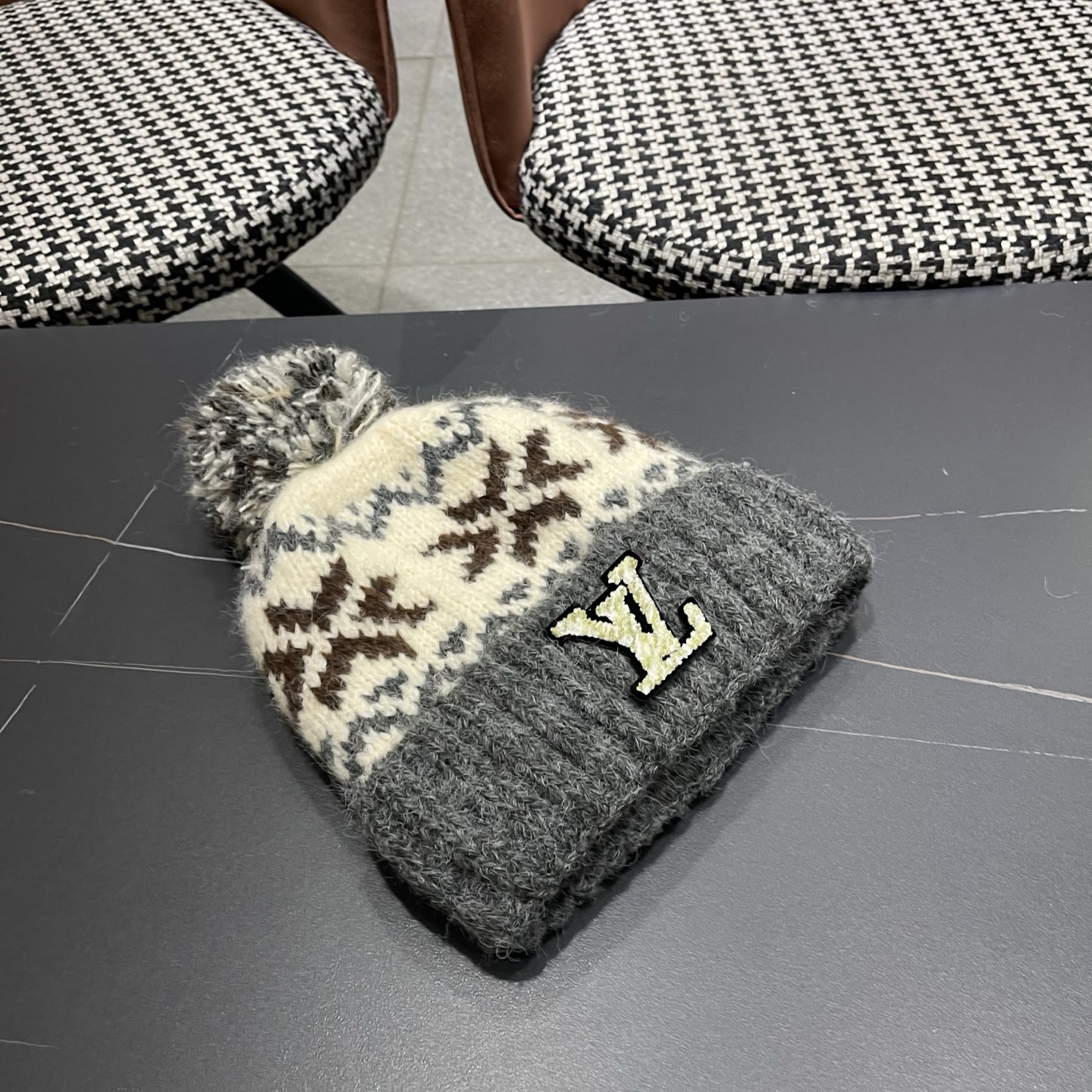 LV路易威登 秋冬保暖可爱毛球红色针织毛线帽子女情侣 款护耳针织撞色套头帽男