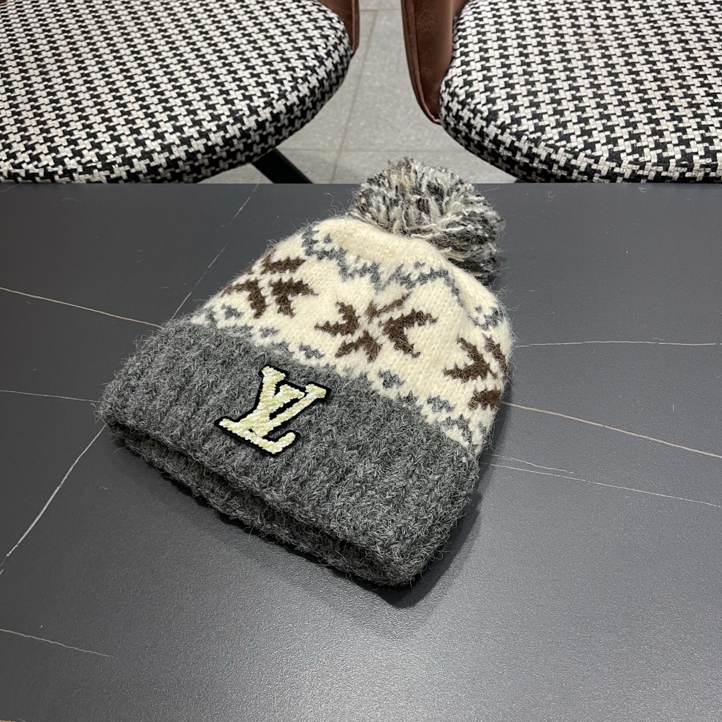 LV路易威登 秋冬保暖可爱毛球红色针织毛线帽子女情侣 款护耳针织撞色套头帽男