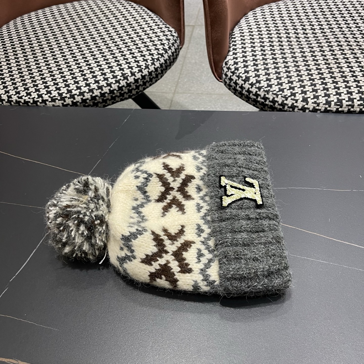 LV路易威登 秋冬保暖可爱毛球红色针织毛线帽子女情侣 款护耳针织撞色套头帽男