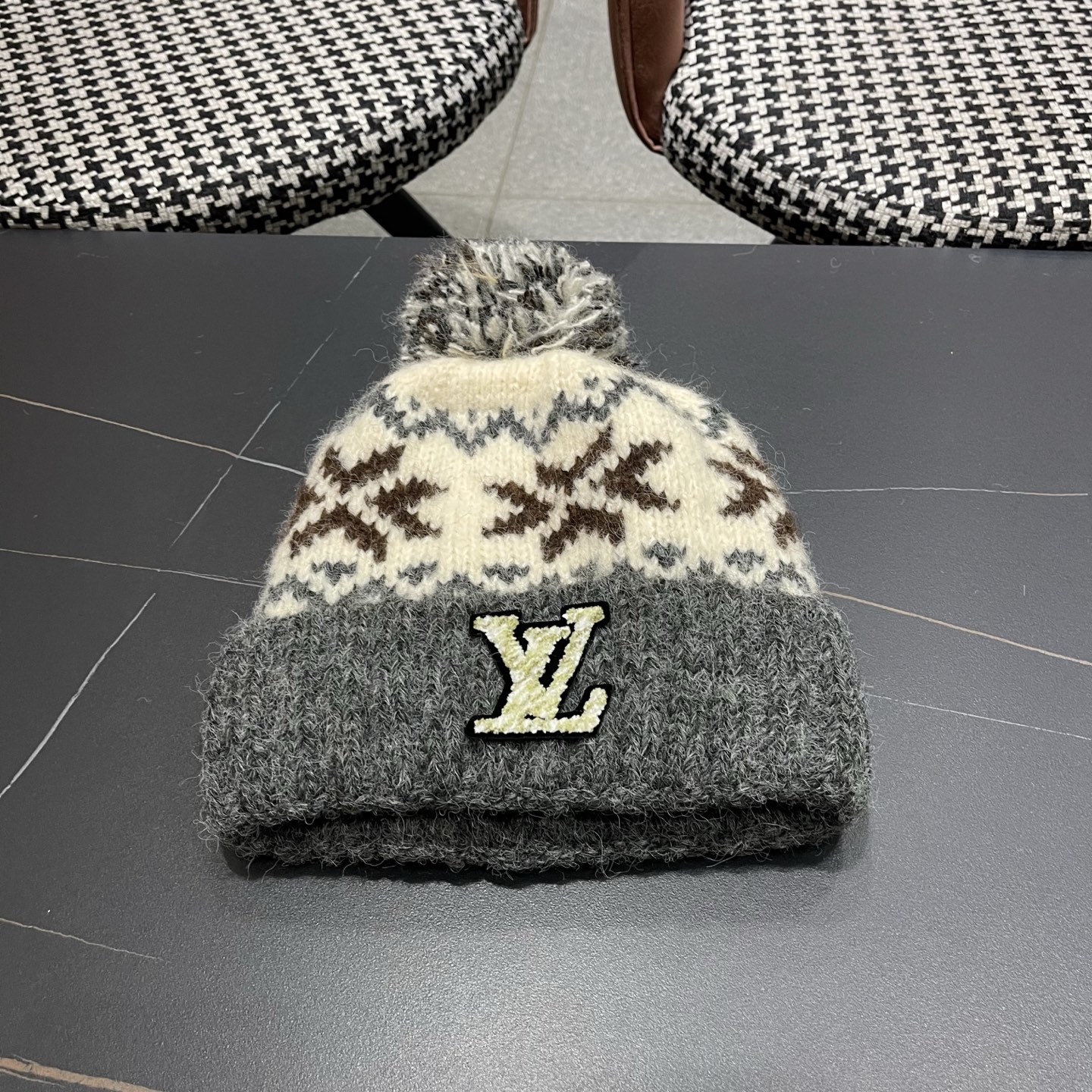 LV路易威登 秋冬保暖可爱毛球红色针织毛线帽子女情侣 款护耳针织撞色套头帽男