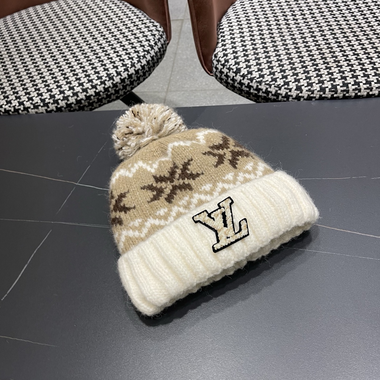 LV路易威登 秋冬保暖可爱毛球红色针织毛线帽子女情侣 款护耳针织撞色套头帽男