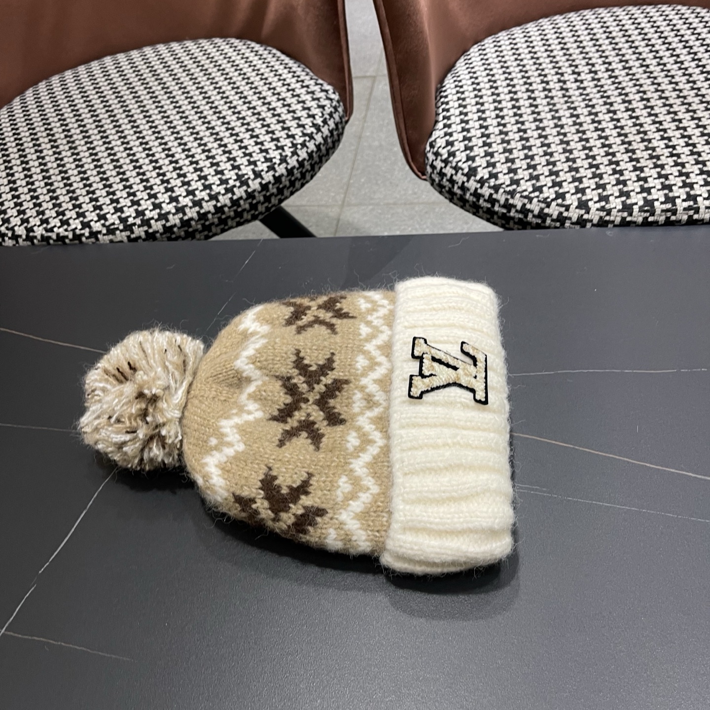 LV路易威登 秋冬保暖可爱毛球红色针织毛线帽子女情侣 款护耳针织撞色套头帽男