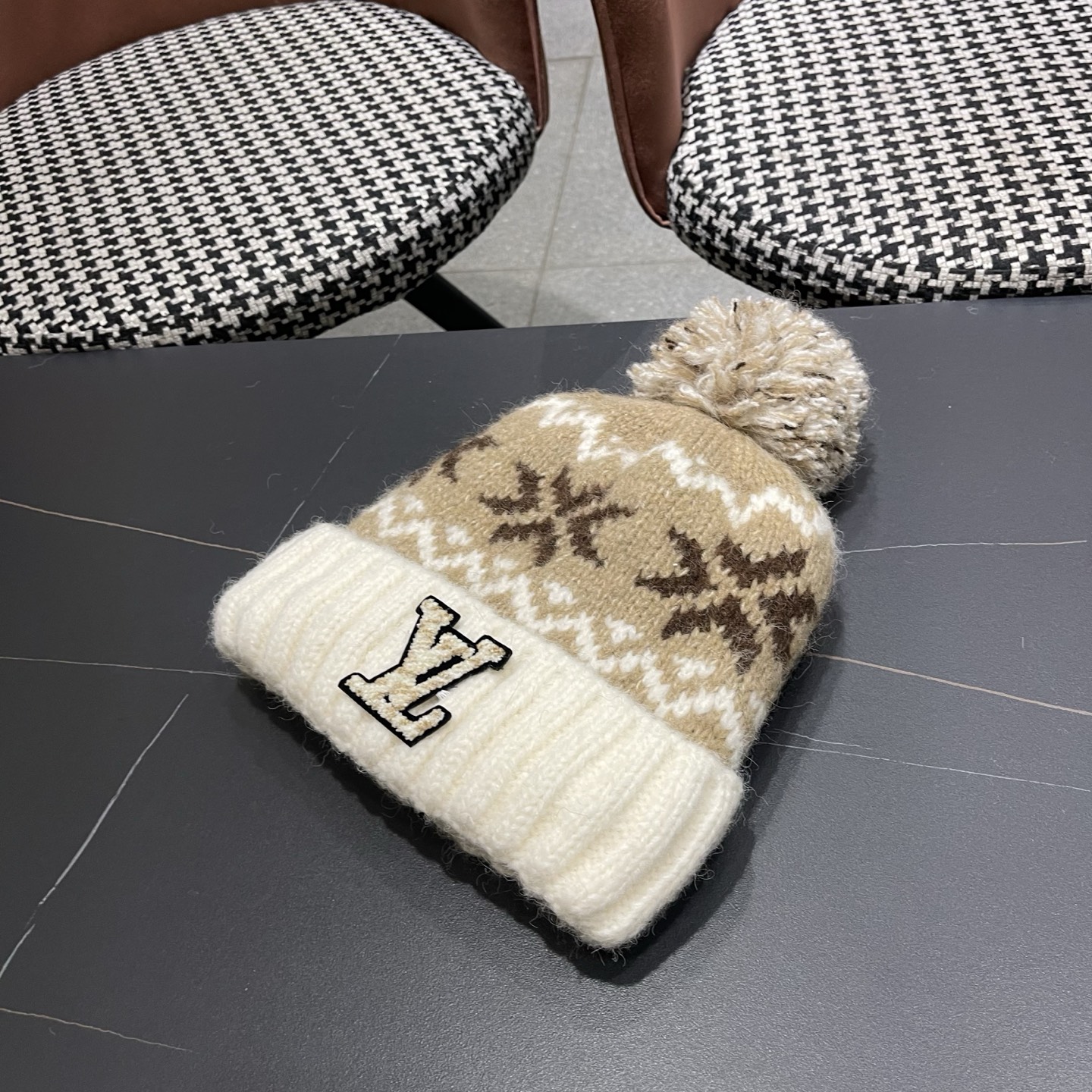 LV路易威登 秋冬保暖可爱毛球红色针织毛线帽子女情侣 款护耳针织撞色套头帽男