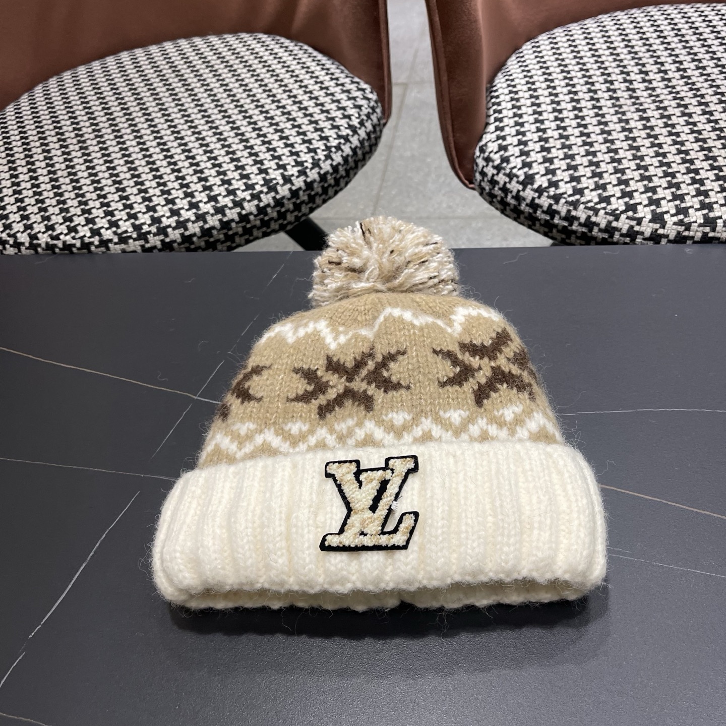 LV路易威登 秋冬保暖可爱毛球红色针织毛线帽子女情侣 款护耳针织撞色套头帽男