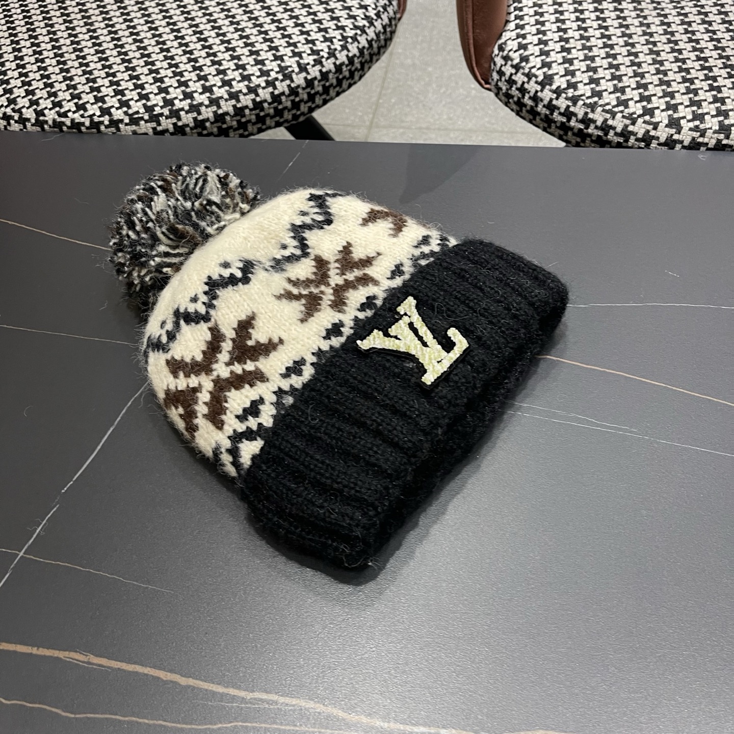 LV路易威登 秋冬保暖可爱毛球红色针织毛线帽子女情侣 款护耳针织撞色套头帽男